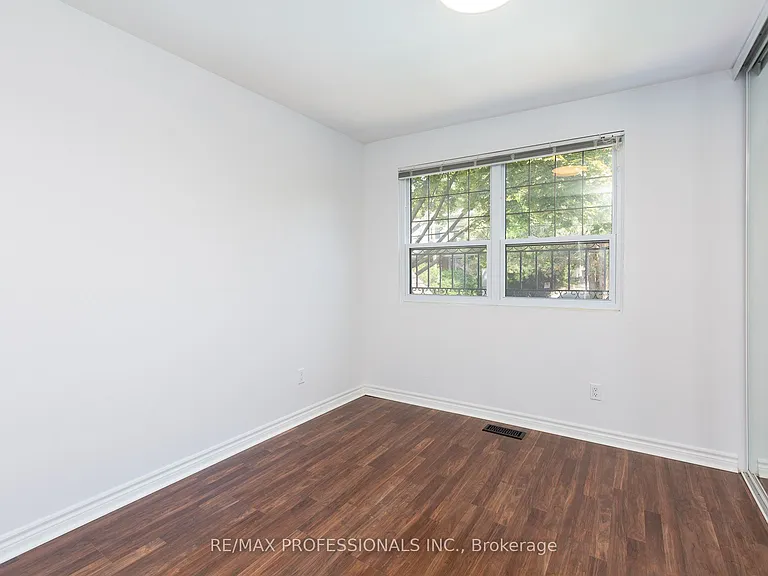 4 Runnymede Rd — Photo 17