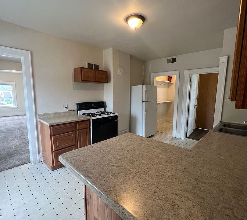 1st image of 920 Lyndon St #922