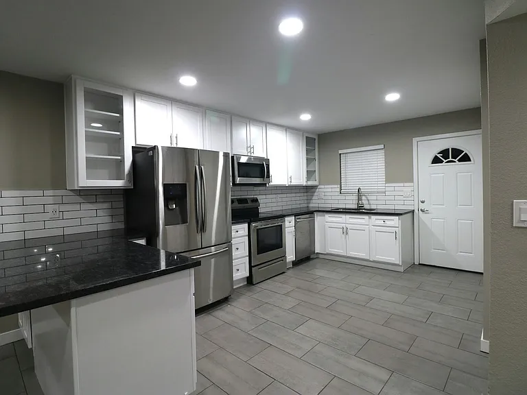 1 N Naco Way #1 — Photo 2