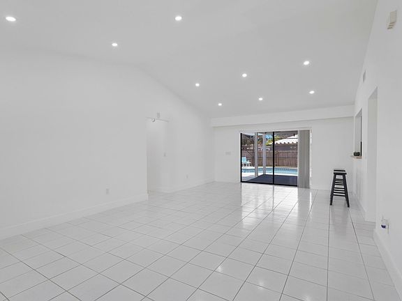 5th image of 1138 SW Gardena Avenue