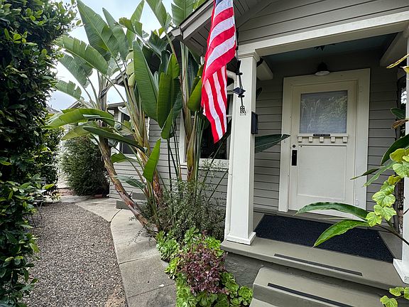 2nd image of 725 1/2 De La Vina St