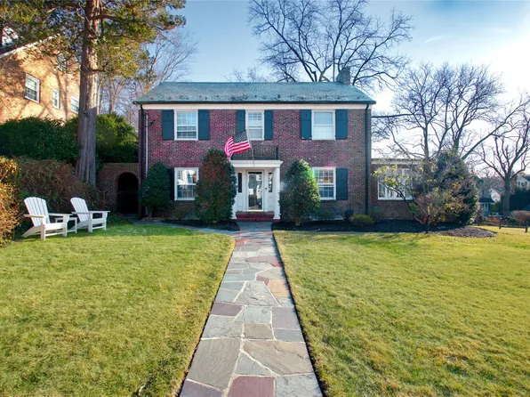 208 Nassau Avenue, Manhasset, NY 11030