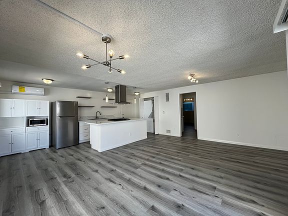 4th image of 1706 Granville Ave #8E