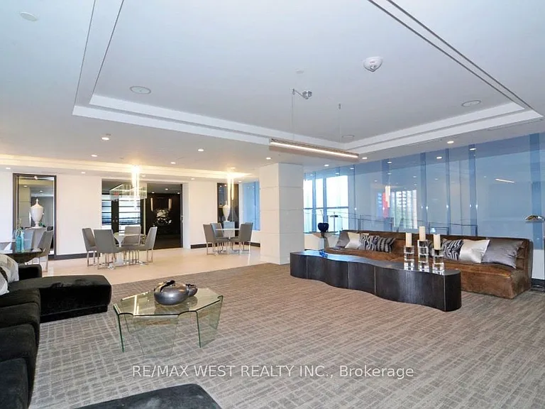 9471 Yonge St #630 — Photo 17