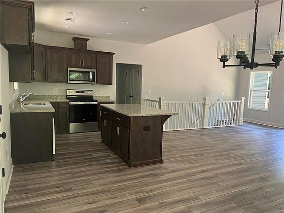 3rd image of 872 Chestatee Cir