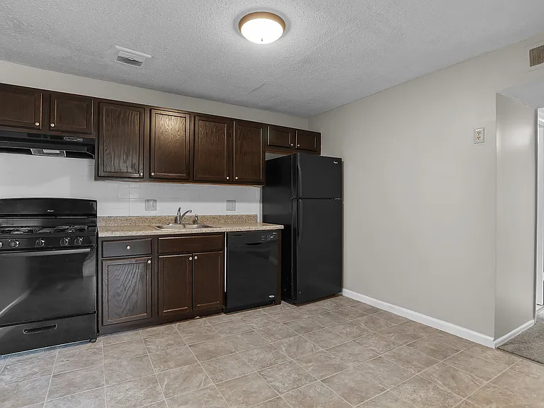 Bermuda Heights Apartments — Photo 9