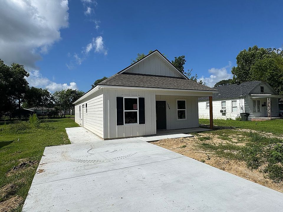 Front of house with driveway