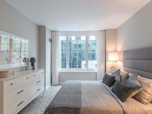 2nd image of 320 W 39th St #5H