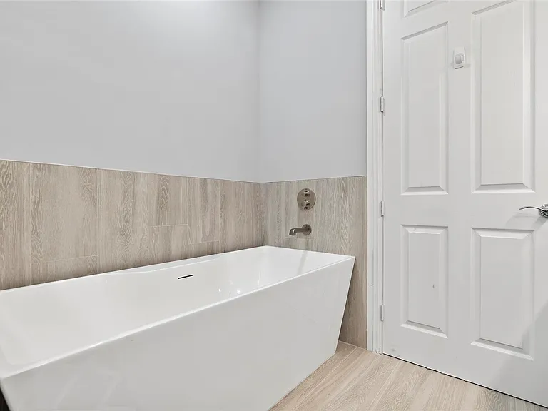 2241 NE 9th Ave — Photo 21
