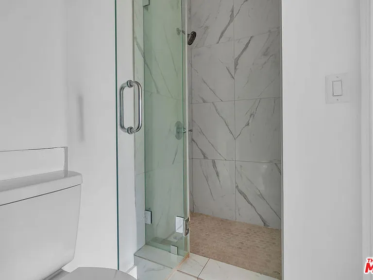 8300 Blackburn Ave — Photo 19