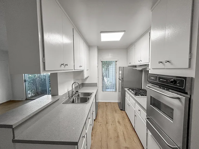 1246 Wellesley Ave #10 — Photo 4