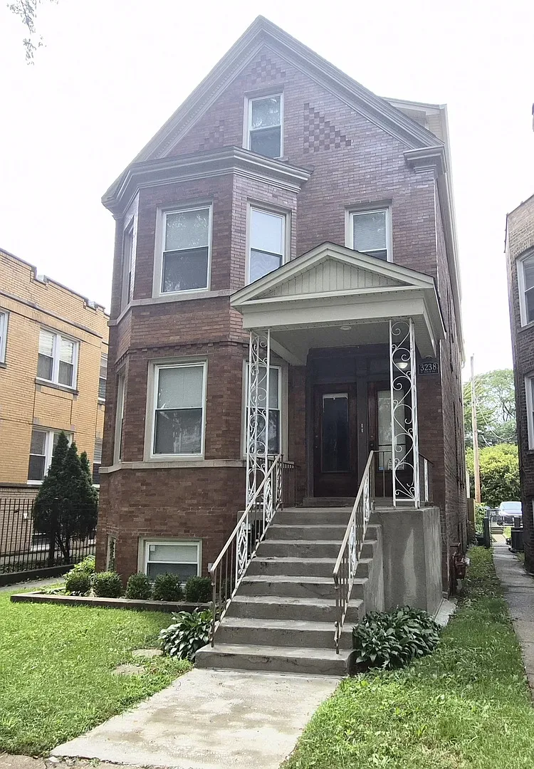 4 bed, $3,200 — Photo 1