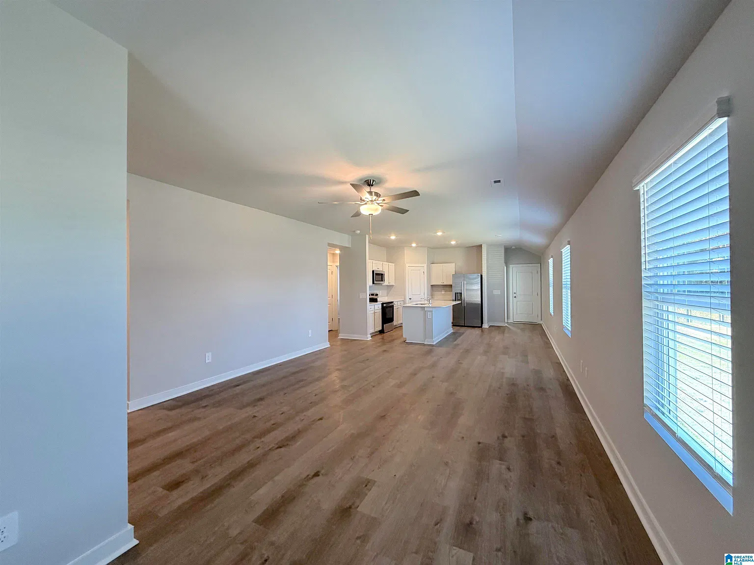 3 bed, 2.0 bath, 1371 sqft, $1,550 — Photo 4