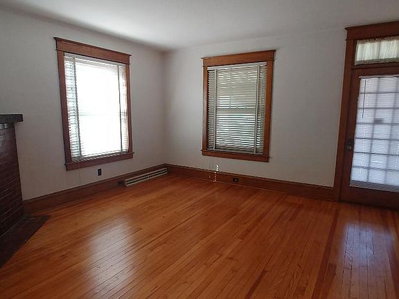 3rd image of 142 E Wall St