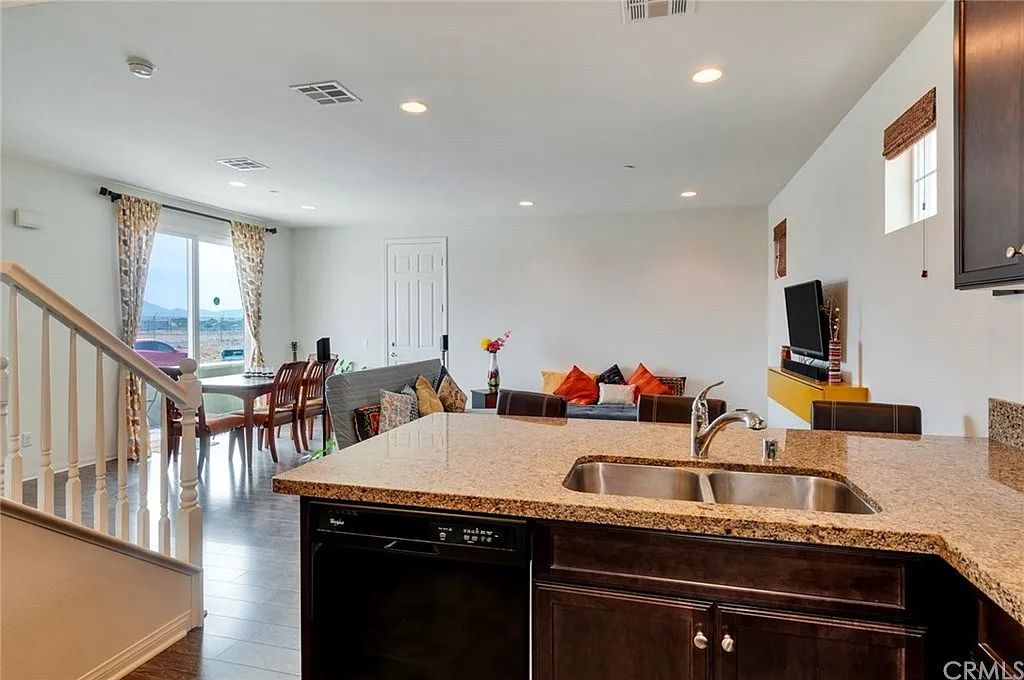 3 bed, 2.5 bath, 1554 sqft, $3,300 — Photo 4