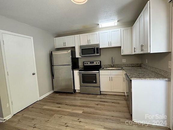 3rd image of 4626 Highlake Dr