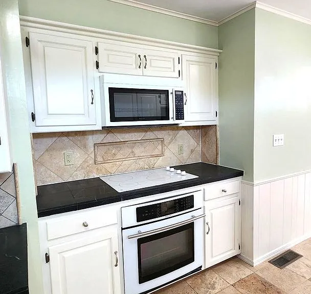 7900 Lakehurst Dr — Photo 10