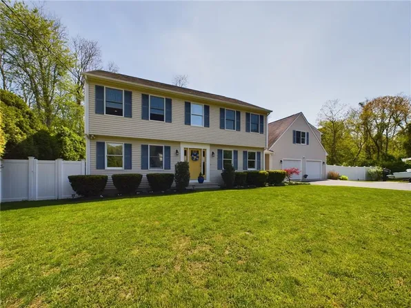 46 Pleasant Ave, Narragansett, RI 02882