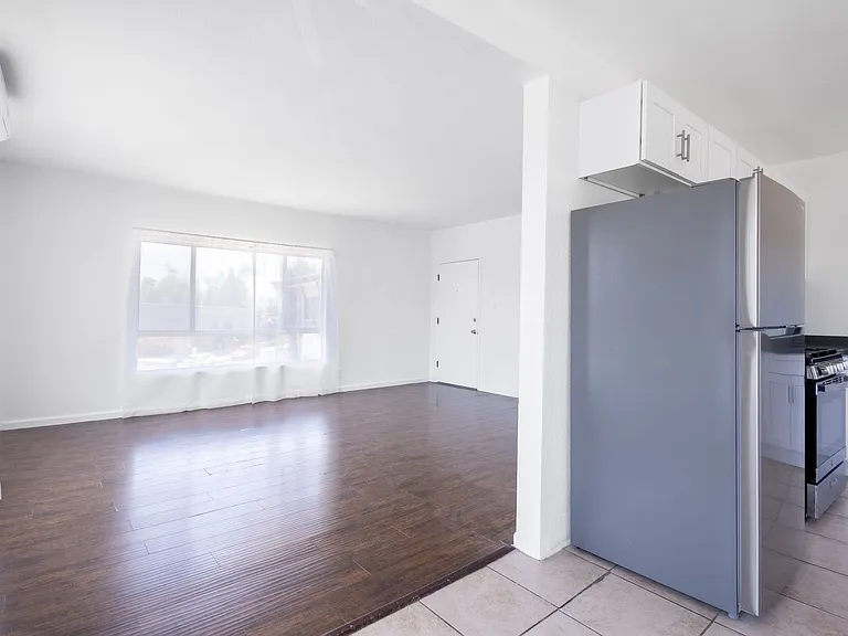 924 N Kingsley Dr — Photo 3