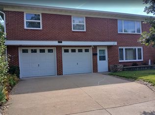 737 15th St, Bettendorf, IA