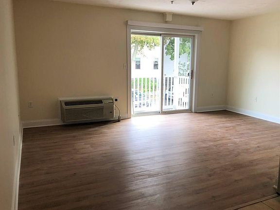 4th image of 109 California Ave APT 203