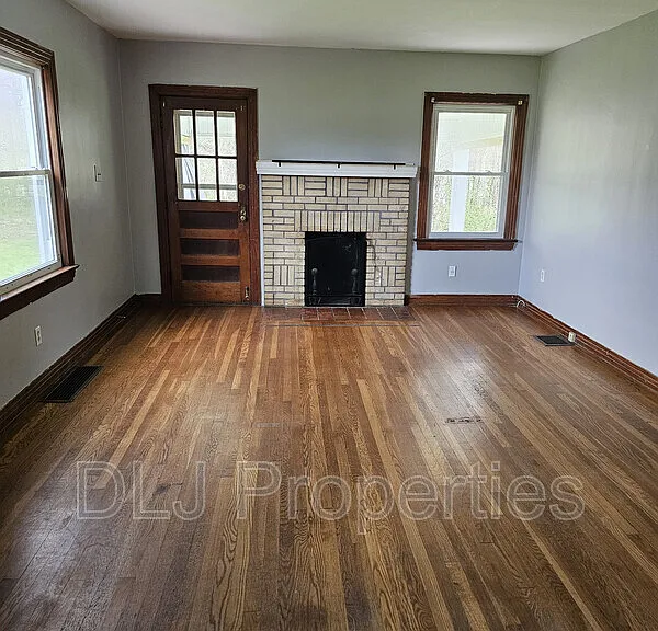 816 Andrew Johnson Hwy — Photo 4