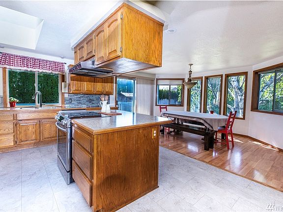 4th image of 529 Lacey Pl NE