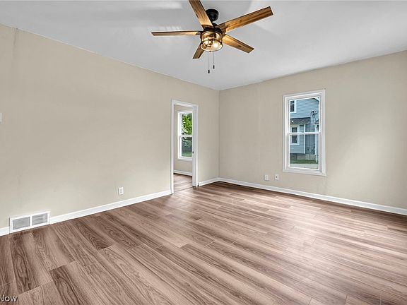 9th image of 262 E Walnut St