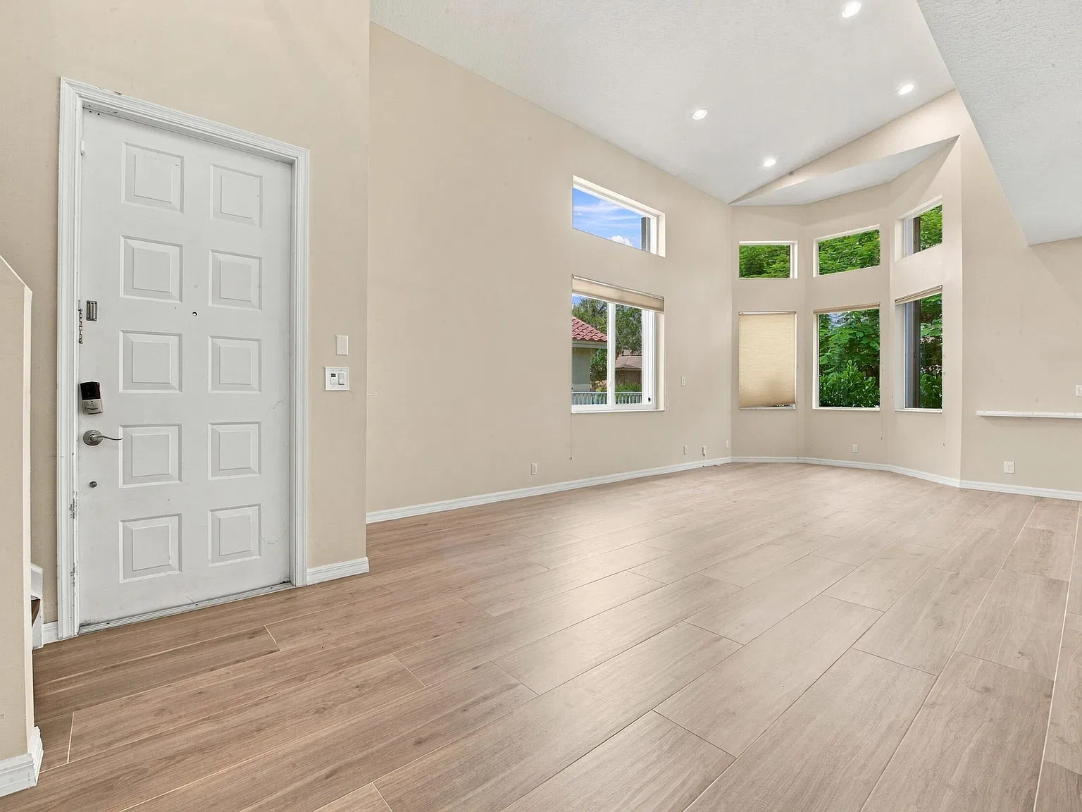 3 bed, 2.5 bath, 1623 sqft, $4,350 — Photo 3