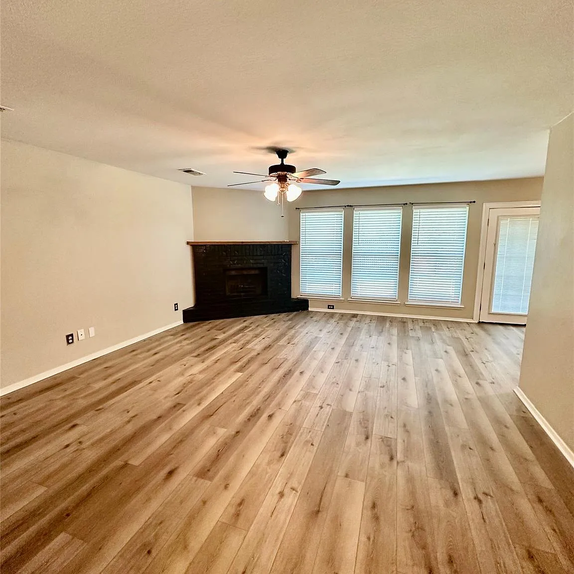 3 bed, 1311 sqft, $2,200 — Photo 3