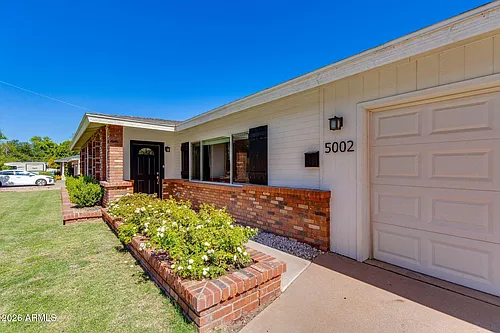 5002 E Mitchell Dr Photo 1
