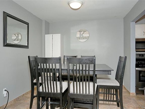 5th image of 476 Country Club Ln