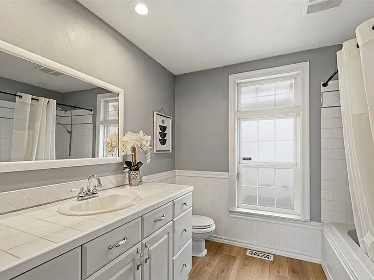 2502 NE 7th St — Photo 10