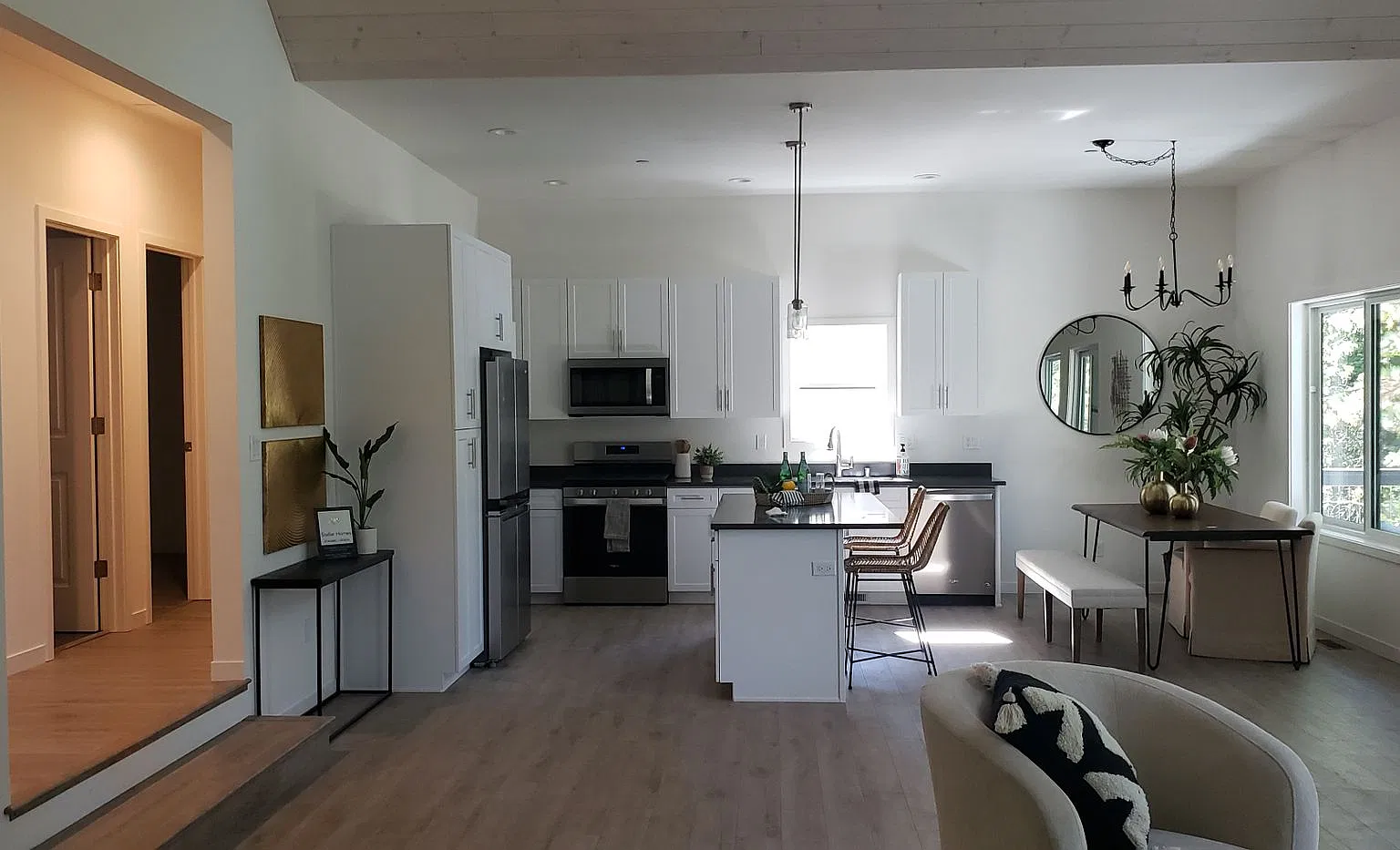 3 bed, 2.0 bath, 1647 sqft, $2,250 — Photo 2