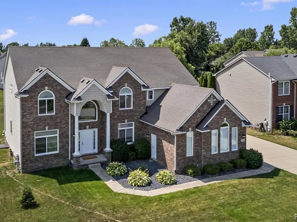 25655 Coach Ln, South Lyon, MI 48178