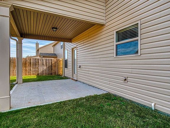 5th image of 902 Amelia Dr