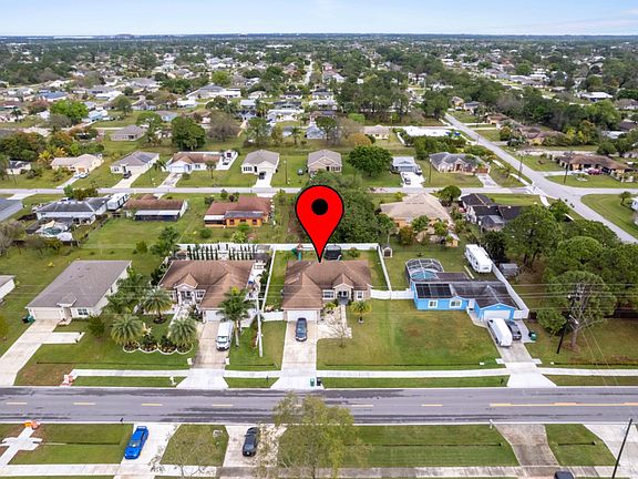 2nd image of 661 NW Floresta Drive