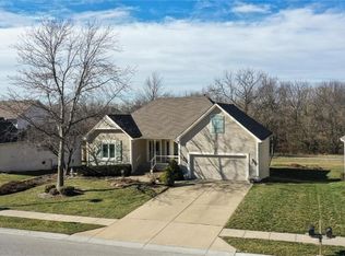 814 S Fox Ridge Dr, Raymore, MO 64083