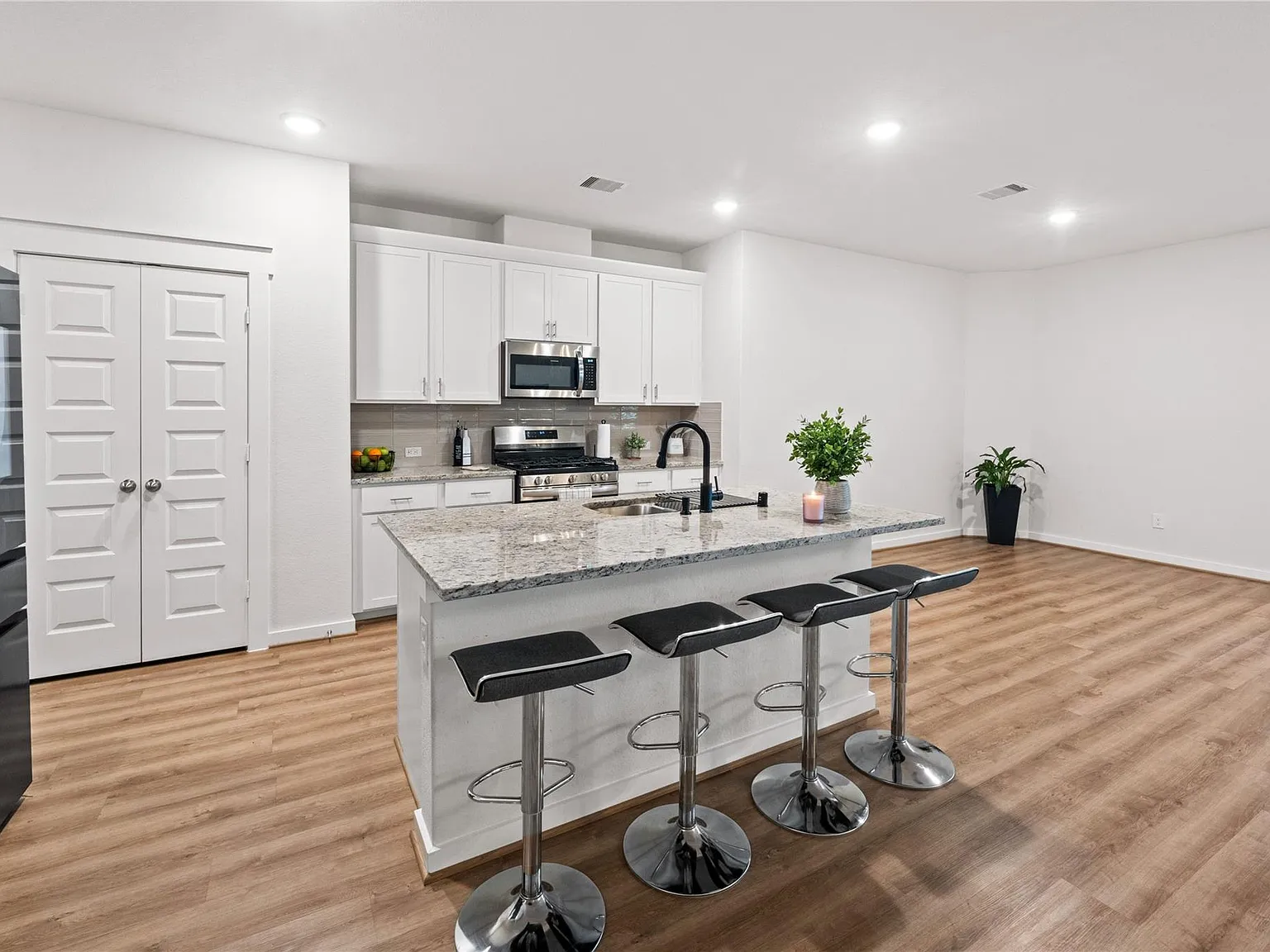3 bed, 2.0 bath, 1857 sqft, $2,500 — Photo 4