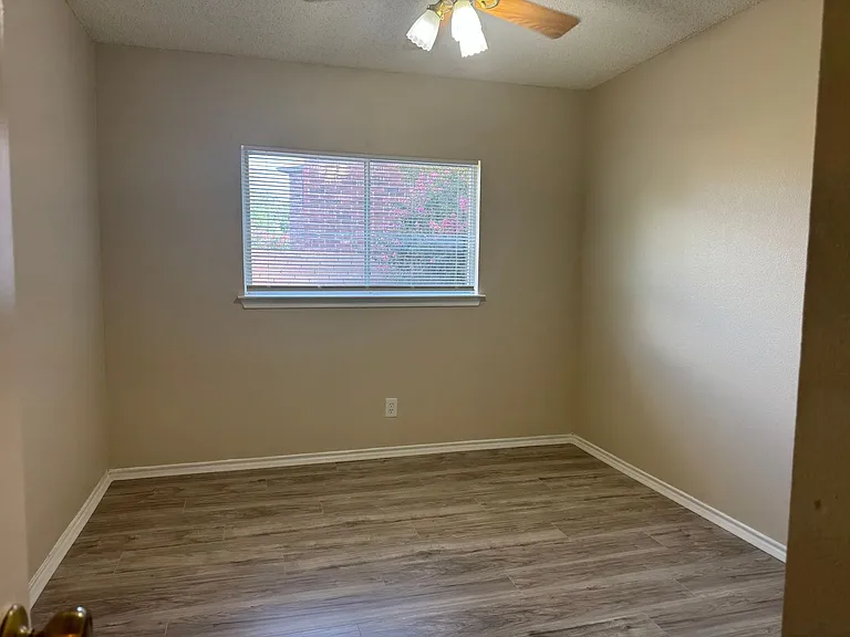 8003 Chestnut Manor Dr — Photo 15