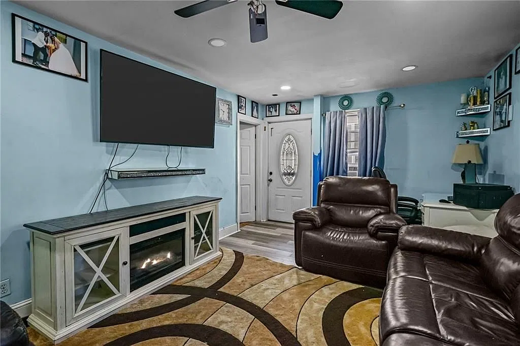 4 bed, 2.0 bath, 1120 sqft, $2,600 — Photo 3