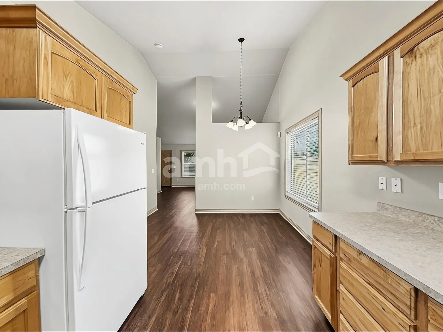 3 bed, 2.0 bath, 1320 sqft, $2,160 — Photo 4