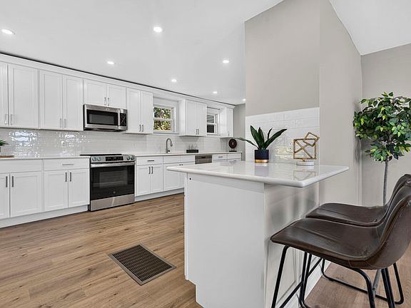 3rd image of 521 Northfield Rd