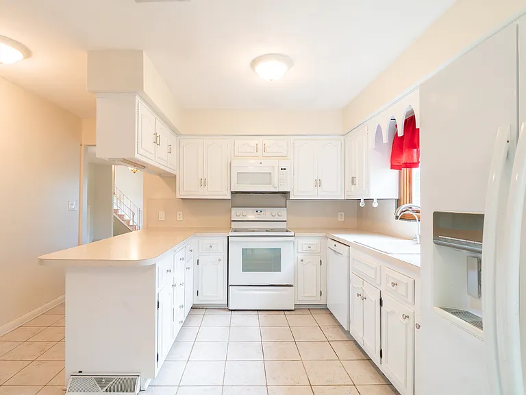 kitchen with ample cabinet spae, glasstop stove, 20cubicft LG Refridgerator, Bosch ultra quiet dishwasher