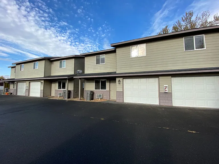 1504 N Brook Ct — Photo 2