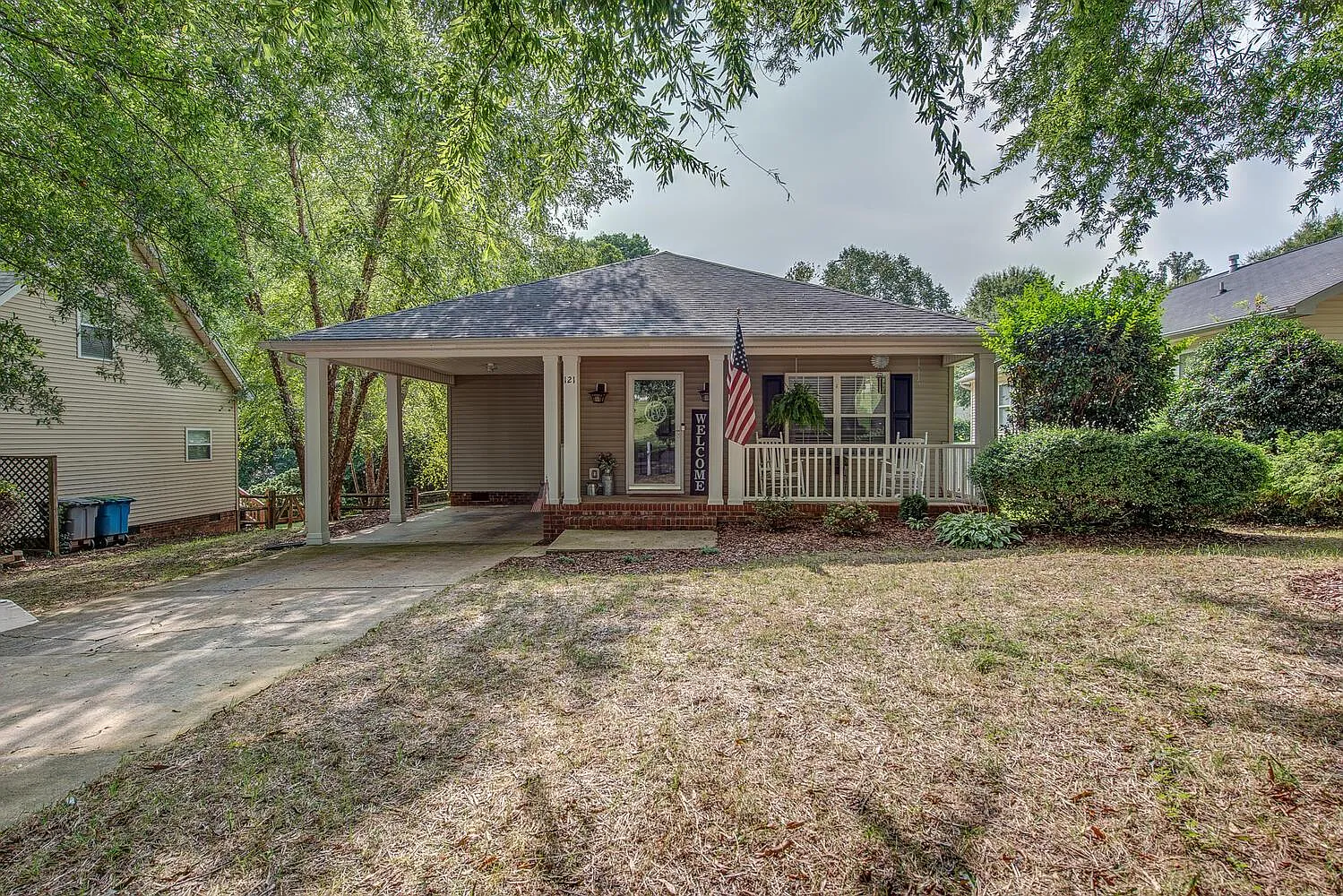 3 bed, 1307 sqft, $2,100 — Photo 1