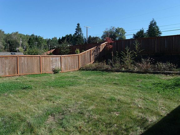 4large-fenced-yard.jpg