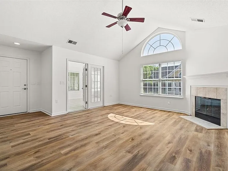 1305 Village Ln — Photo 3