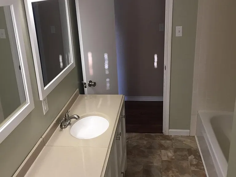 411 NE Myers Ave — Photo 1