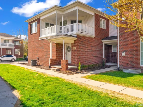 6985 Boulder Pointe Dr, Washington, MI 48094